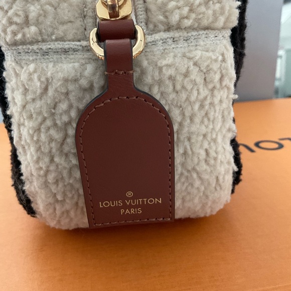 Louis Vuitton Teddy Pouch - Picture 4 of 8
